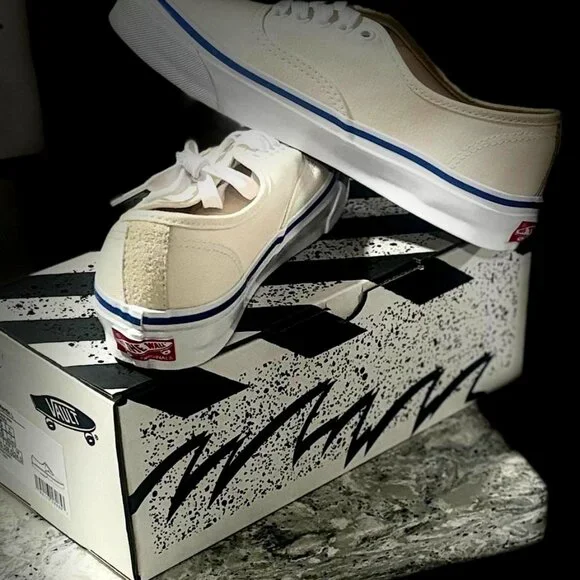 靴 VANS vault og authentic classic White 26 Vans OG Authentic LX Classic White Men's - VN0A4BV90RD - US